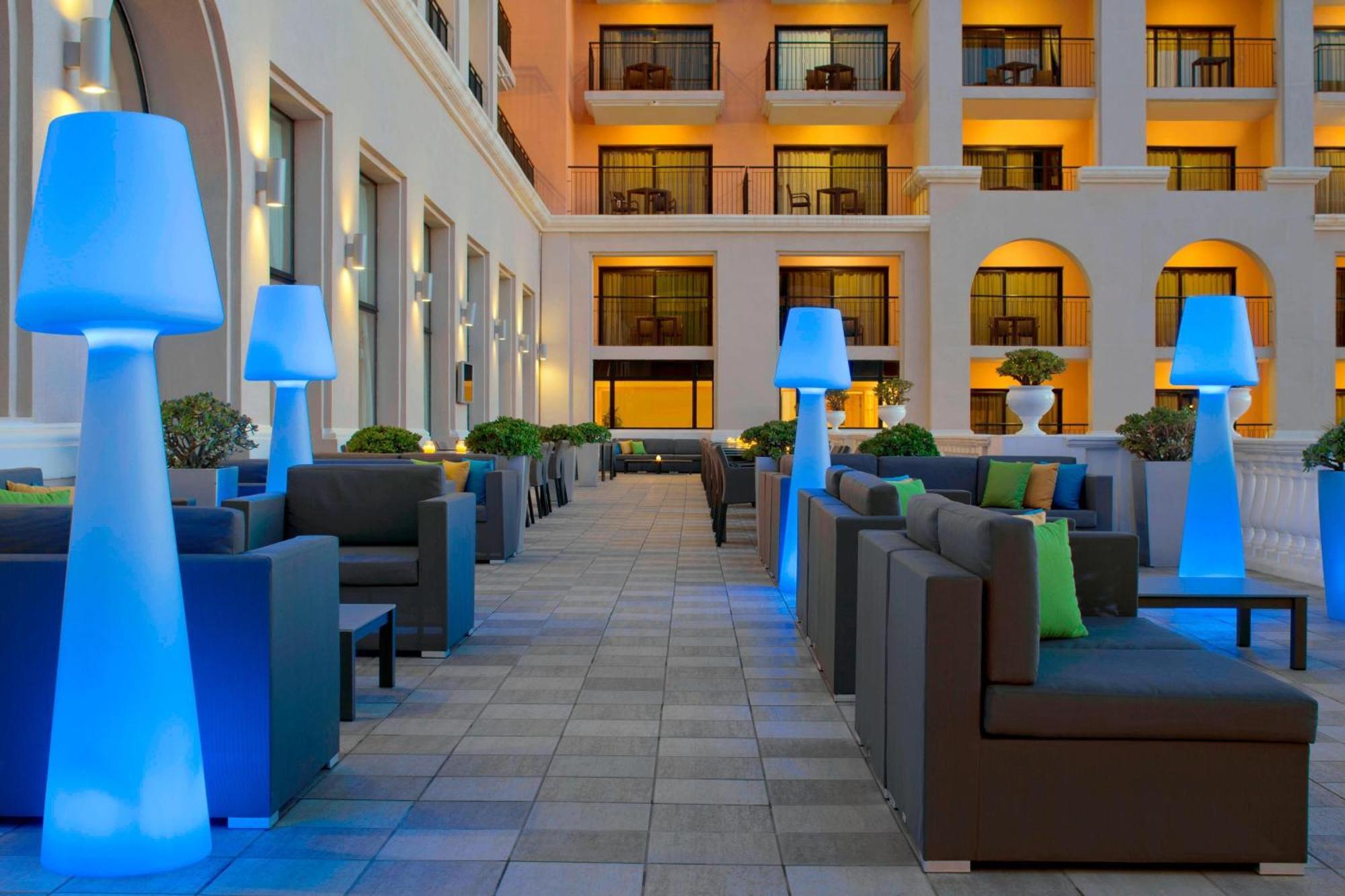 The Westin Dragonara Resort, Malta Saint Julian's Exterior photo The hotel's courtyard