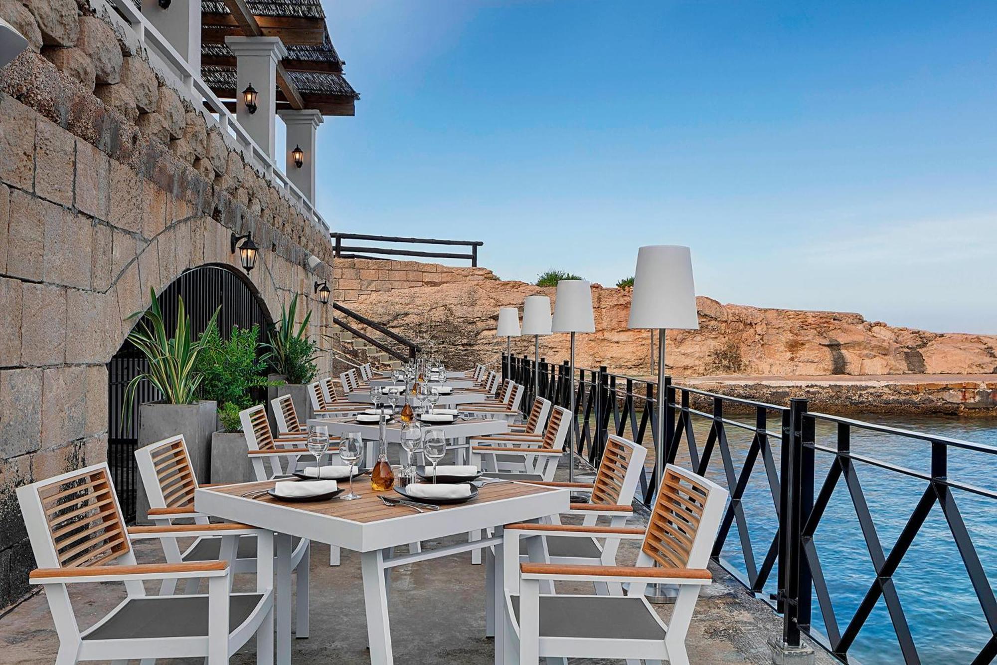 The Westin Dragonara Resort, Malta Saint Julian's Exterior photo The restaurant at the Fort